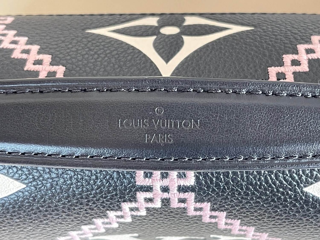 Pochette Metis Embroidery schwarz