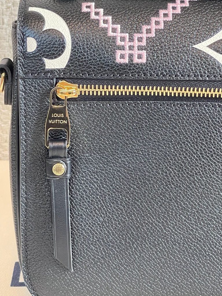 Pochette Metis Embroidery schwarz