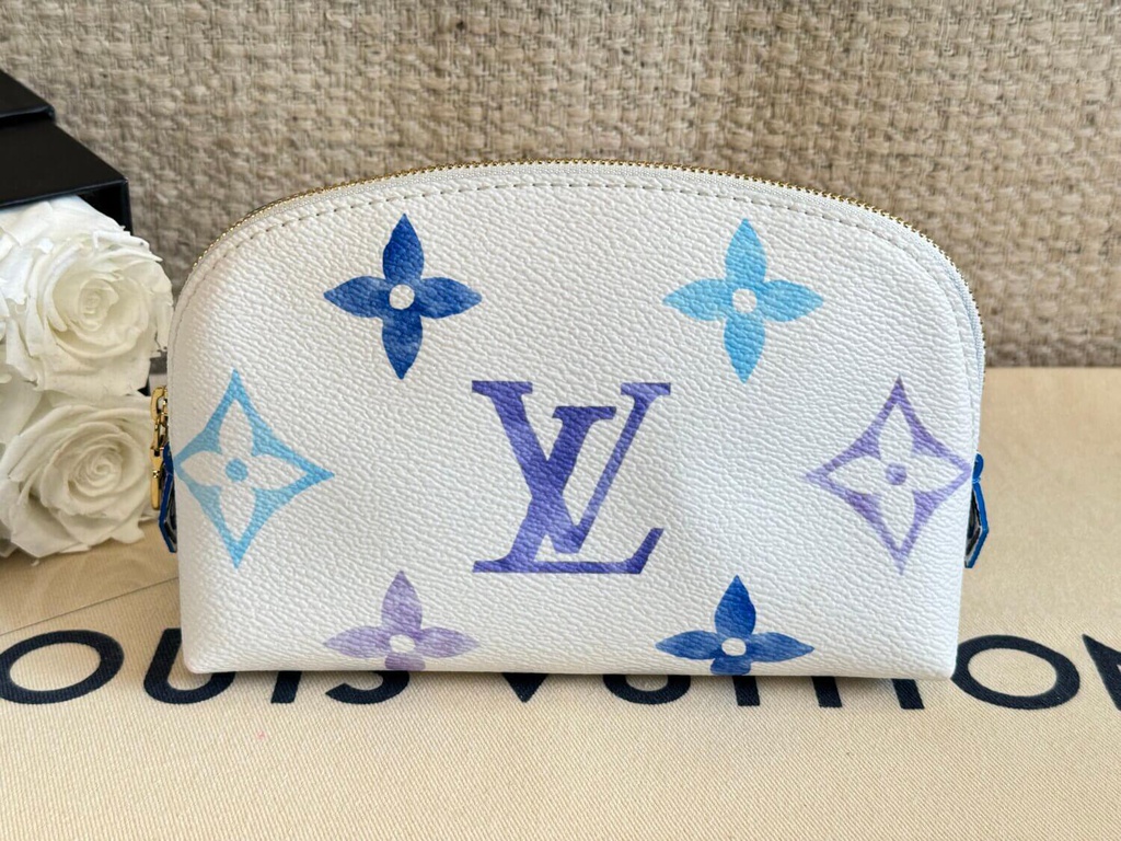 Cosmetic pouch By the Pool blau