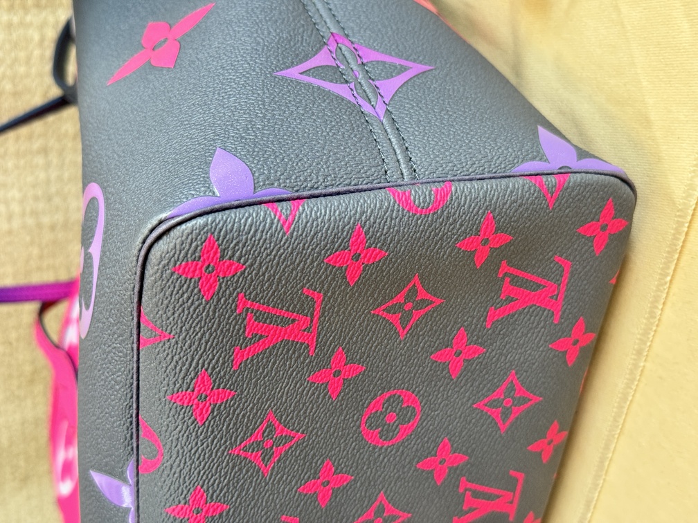 Neverfull MM Spring in the City Midnight fuchsia