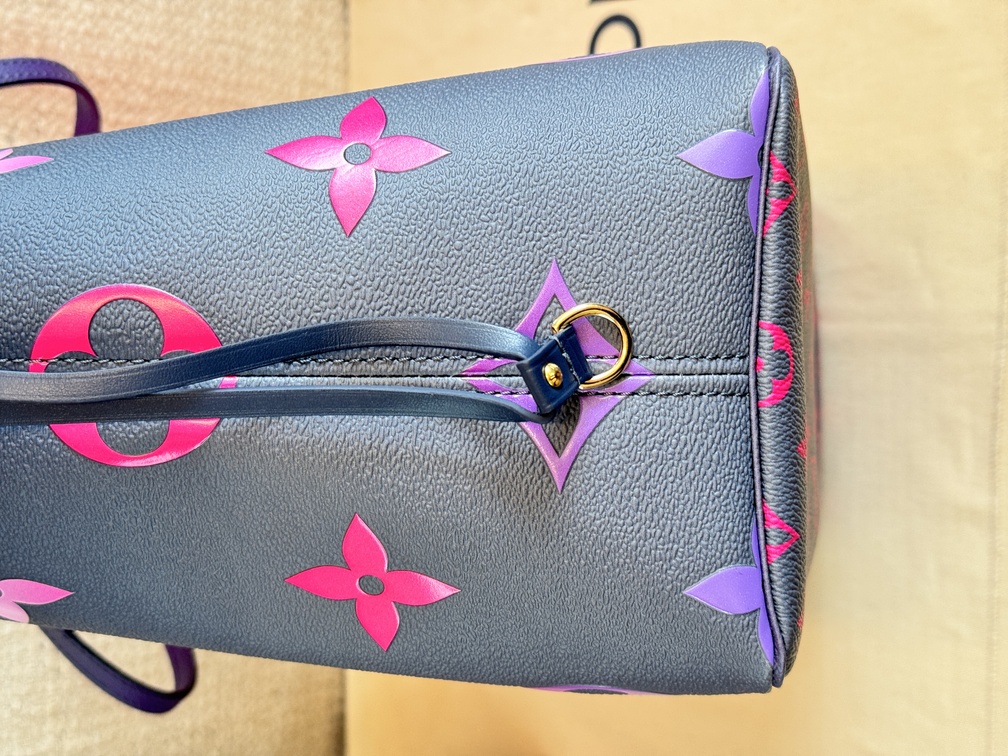 Neverfull MM Spring in the City Midnight fuchsia