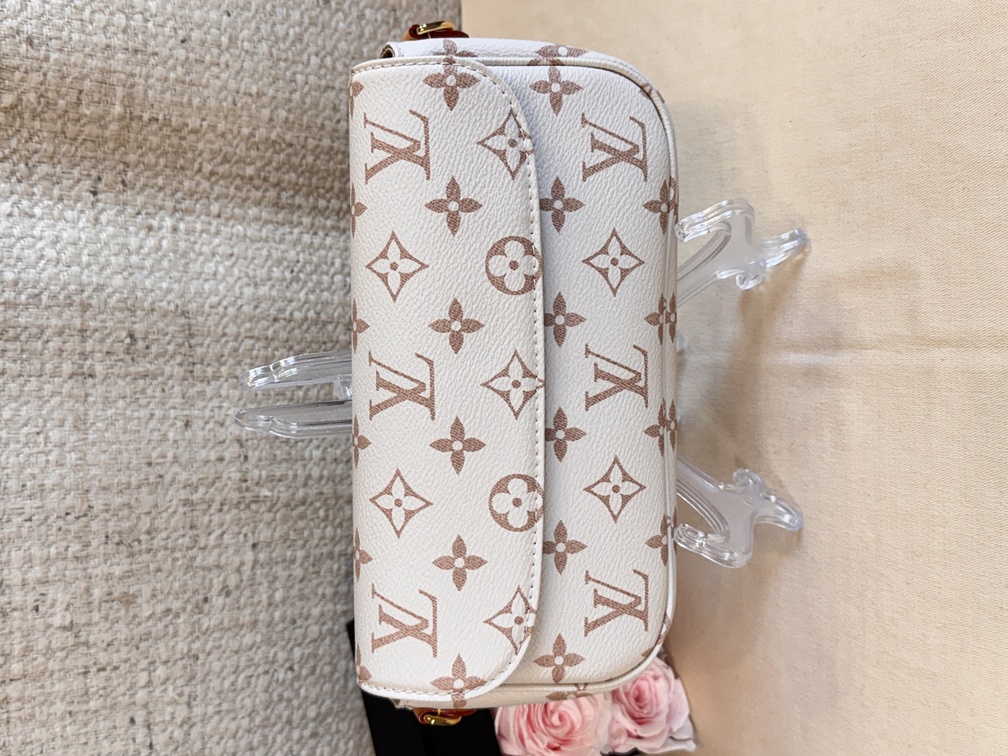 IVY Wallet on Chain bag Dune Monogram