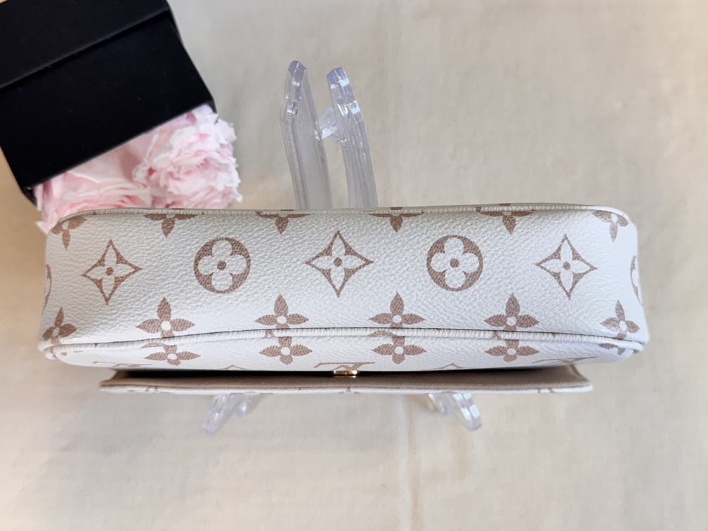 IVY Wallet on Chain bag Dune Monogram