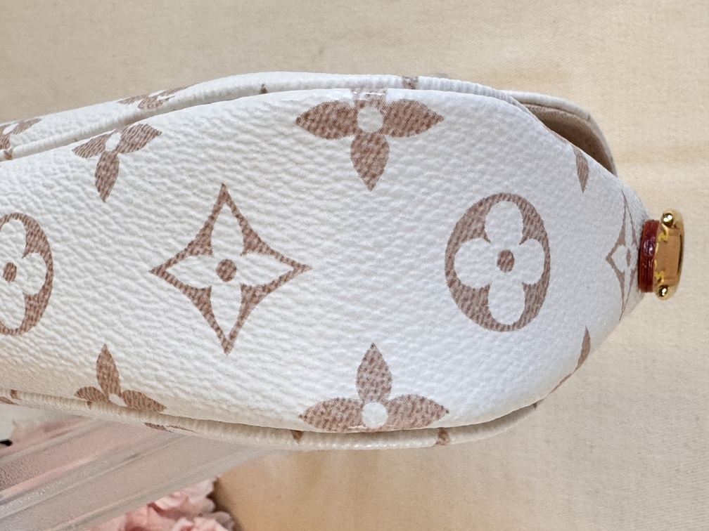 IVY Wallet on Chain bag Dune Monogram