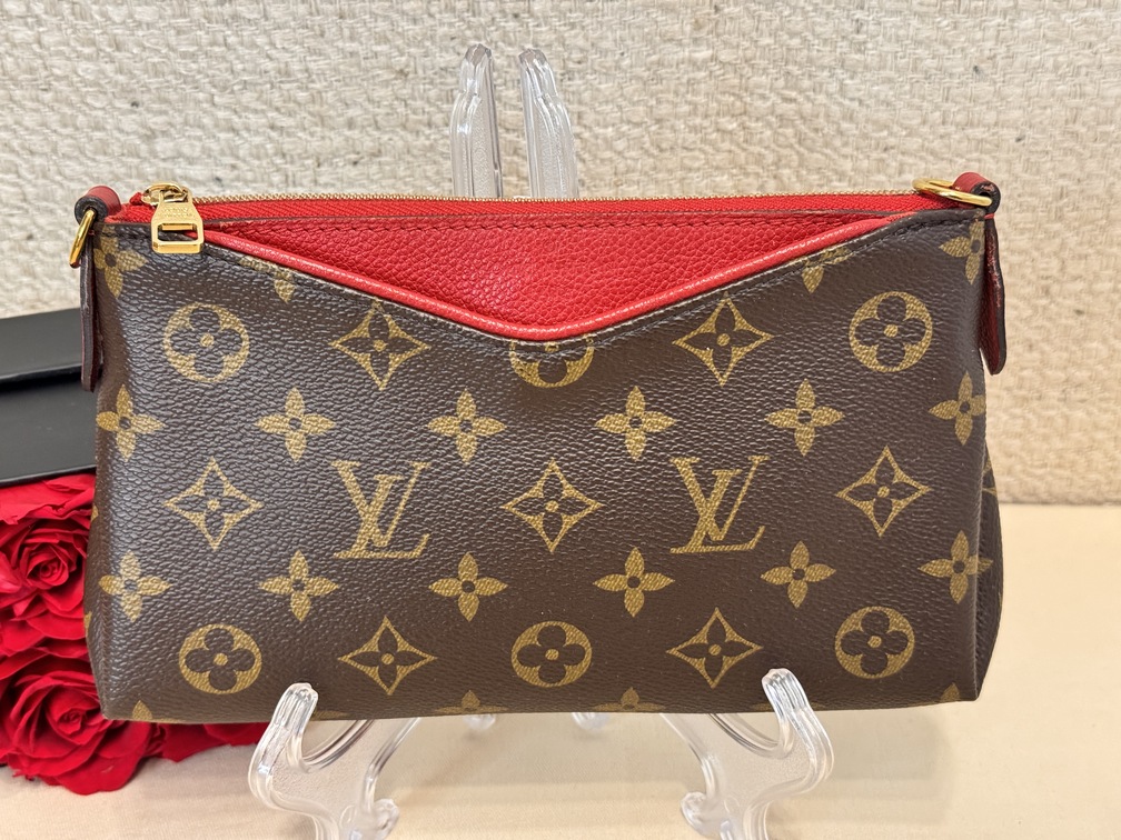 Pallas Clutch Monogram cerise