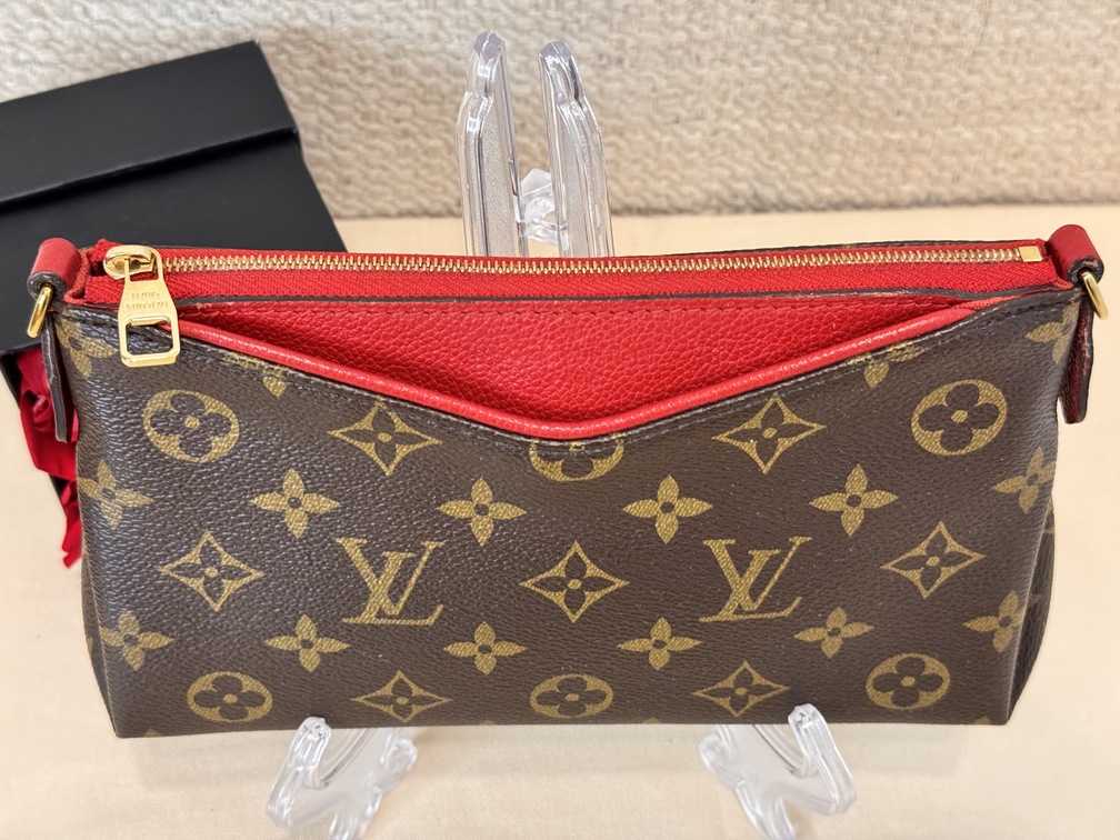 Pallas Clutch Monogram cerise