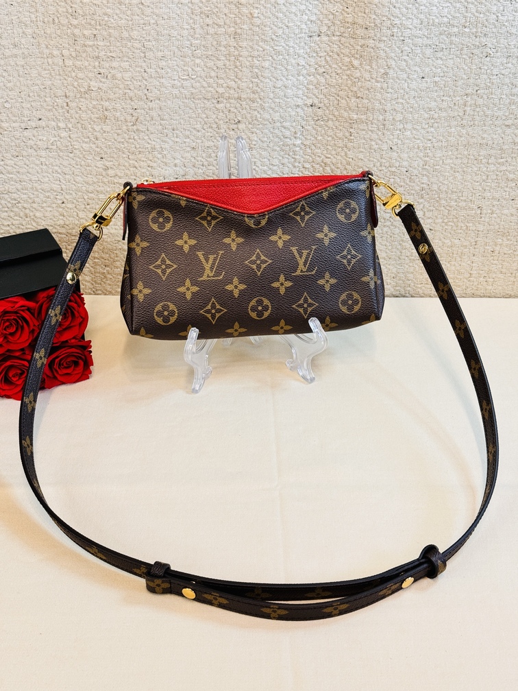 Pallas Clutch Monogram cerise