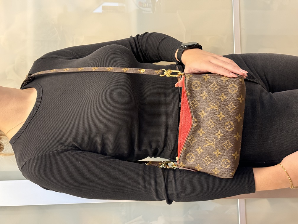 Pallas Clutch Monogram cerise