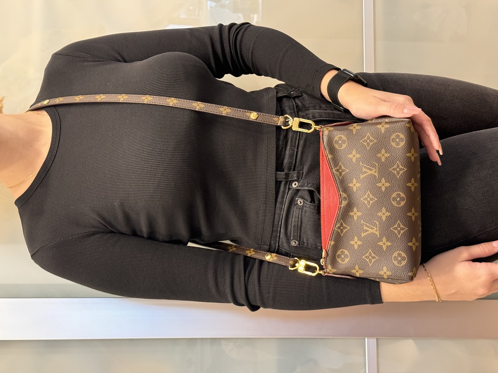 Pallas Clutch Monogram cerise