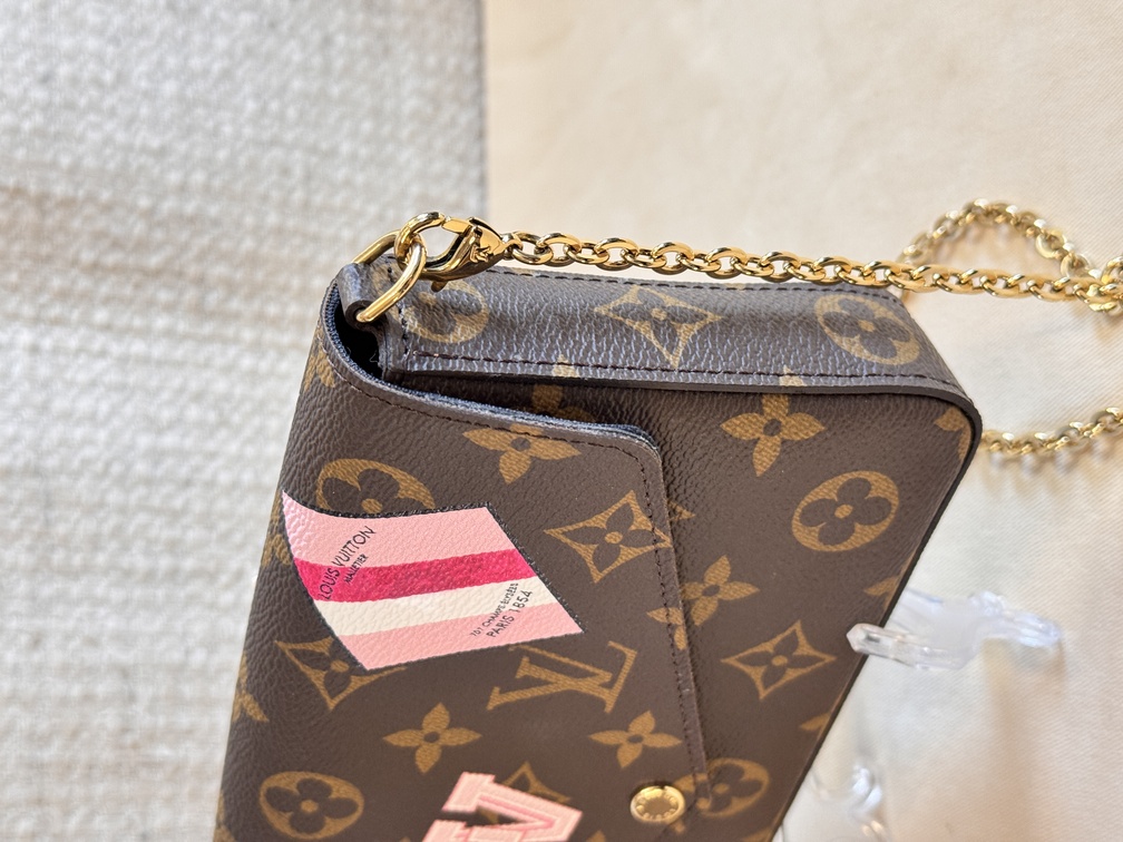 Felicie Monogram World Tour