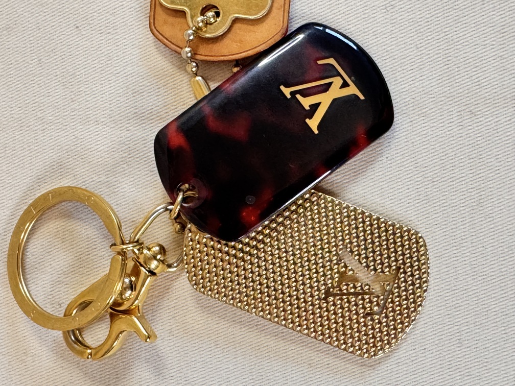Taschenschmuck MONOGRAMOUFLAGE