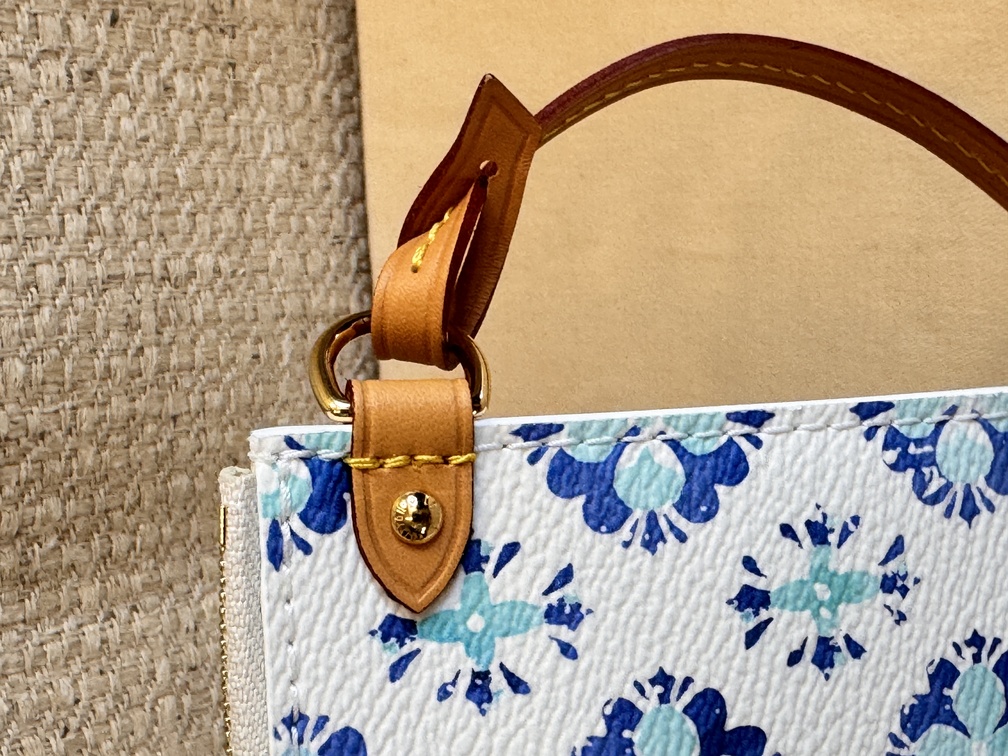 Pouch By The Pool lagoon