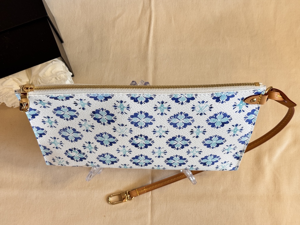 Pouch By The Pool lagoon