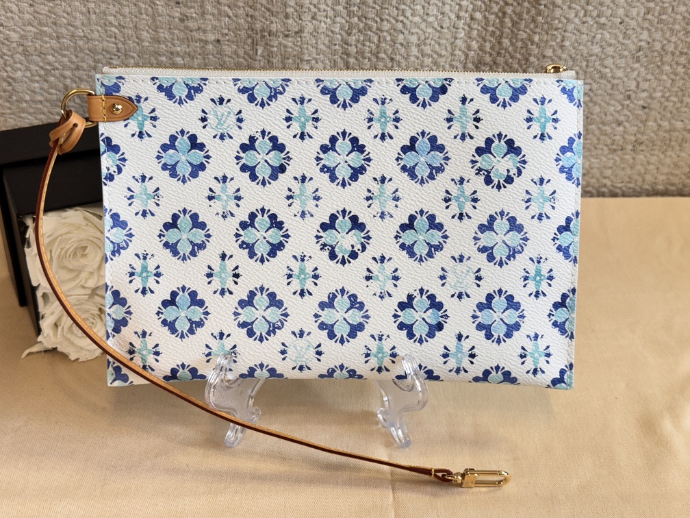 Pouch By The Pool lagoon