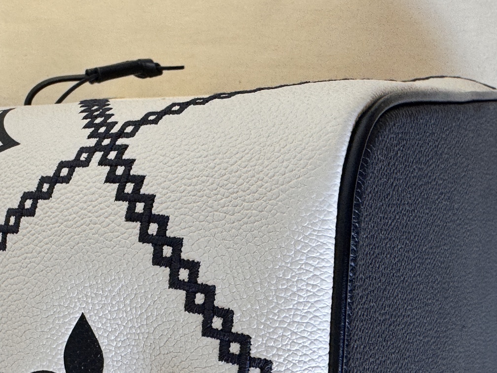 NeoNoe MM Embroidery