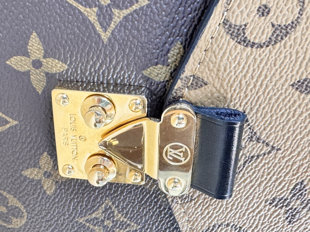 Pochette Metis Monogram Reverse