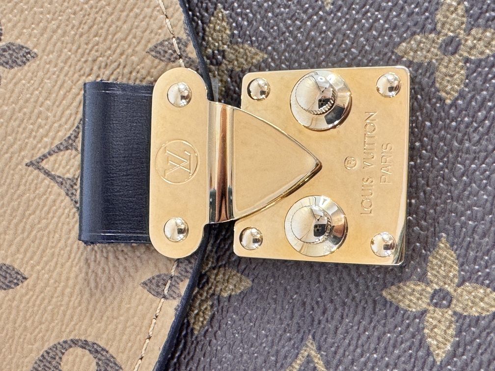 Pochette Metis Monogram Reverse