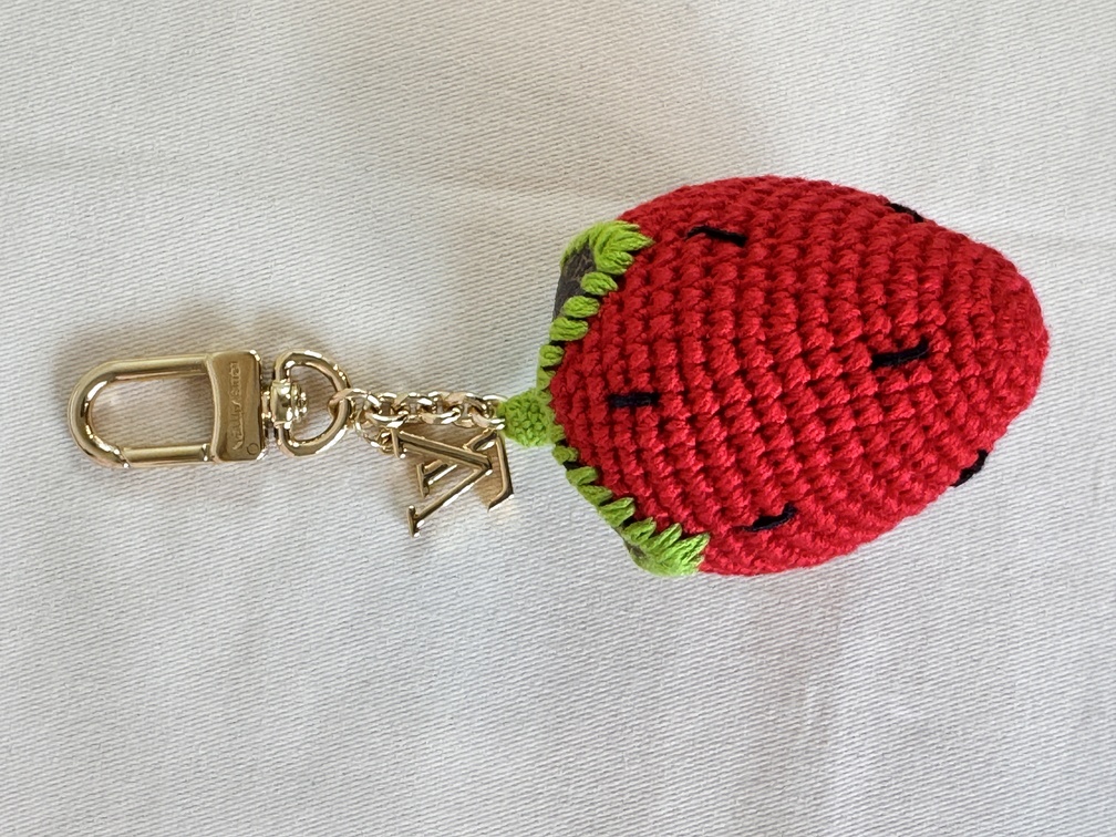 Taschenschmuck Erdbeere Crochet
