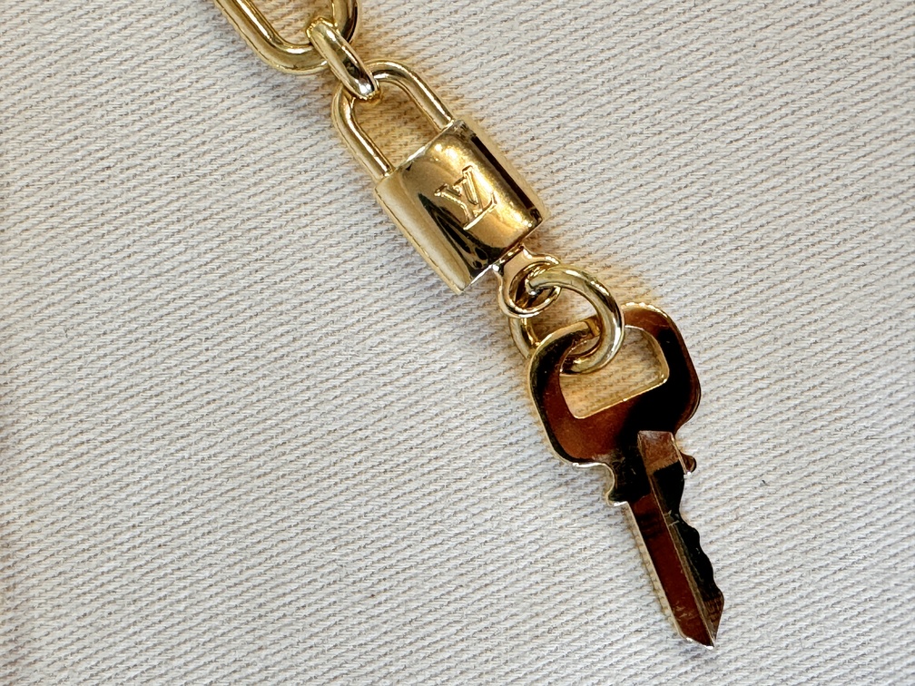 Taschenschmuck Gold