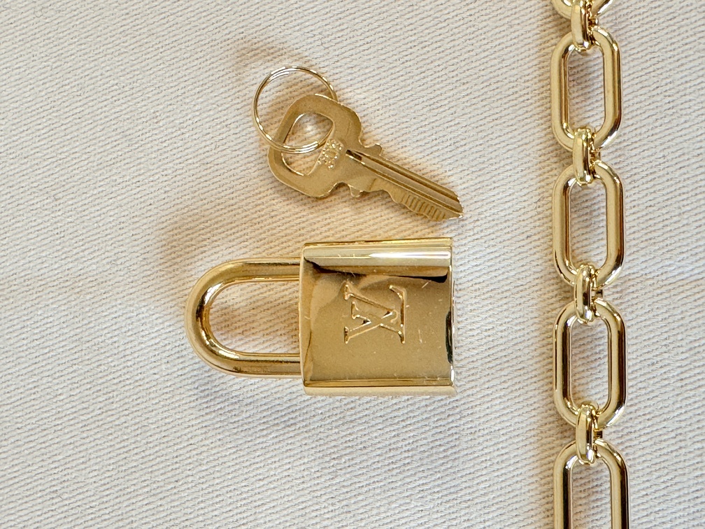 Taschenschmuck Gold