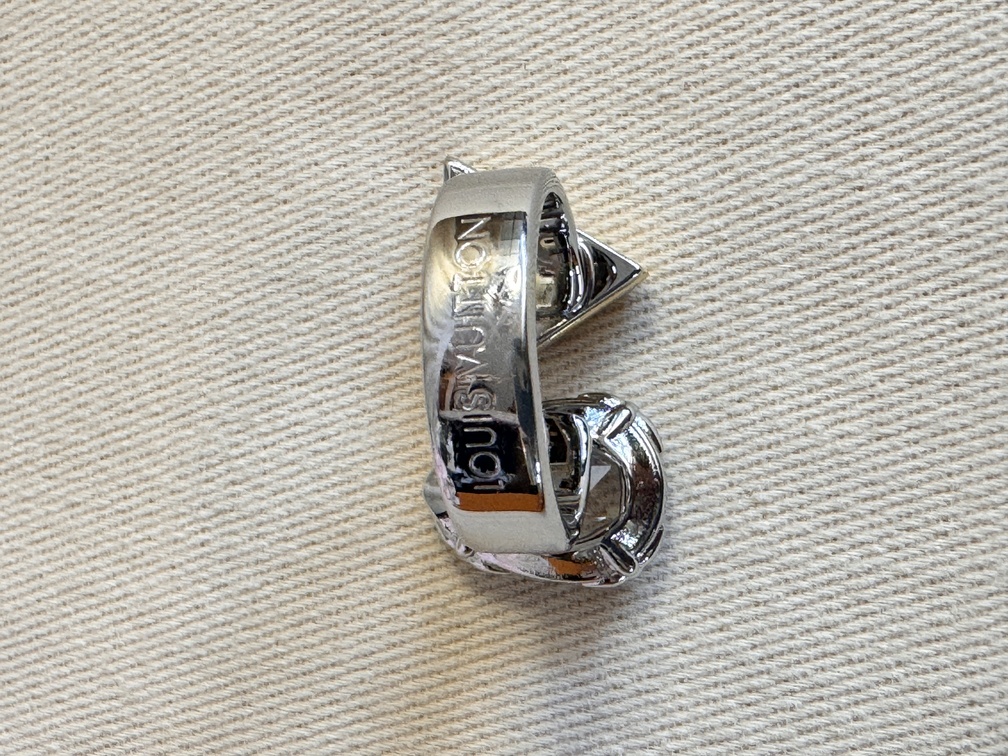 Ring V for Vuitton
