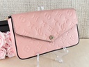 Felicie Pochette Empreinte Rose Poudre