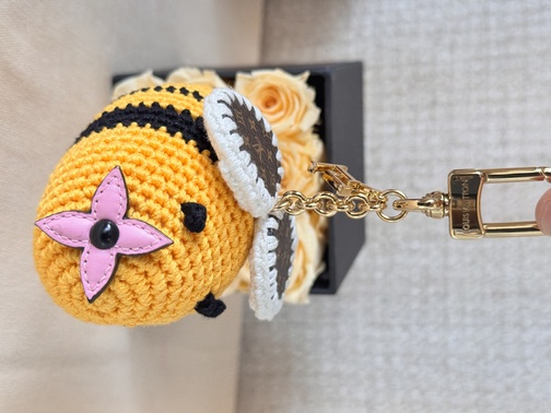 Taschenschmuck Biene gehäkelt