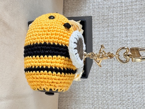Taschenschmuck Biene gehäkelt