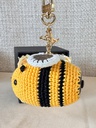 Taschenschmuck Biene gehäkelt