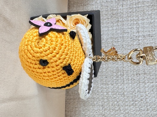 Taschenschmuck Biene gehäkelt