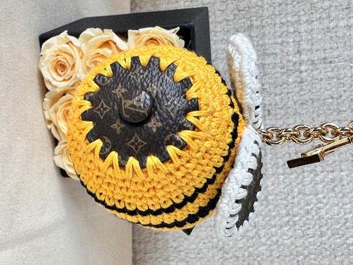Taschenschmuck Biene gehäkelt