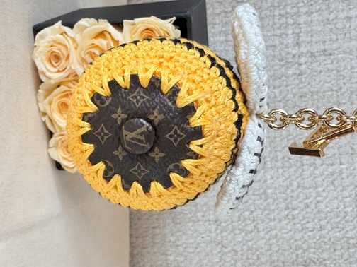 Taschenschmuck Biene gehäkelt