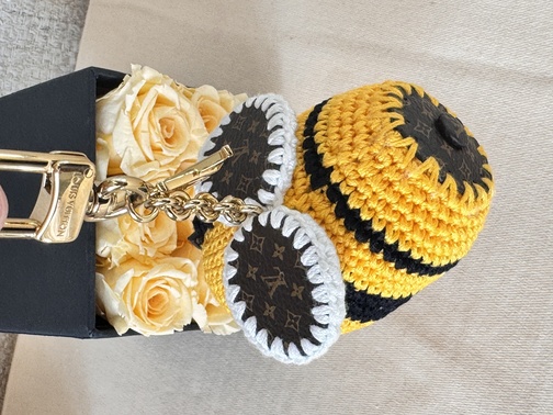 Taschenschmuck Biene gehäkelt