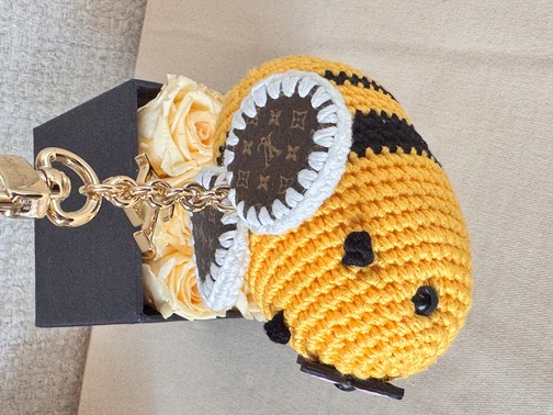 Taschenschmuck Biene gehäkelt