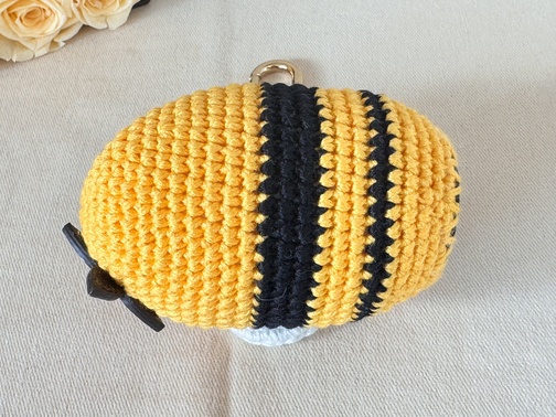 Taschenschmuck Biene gehäkelt