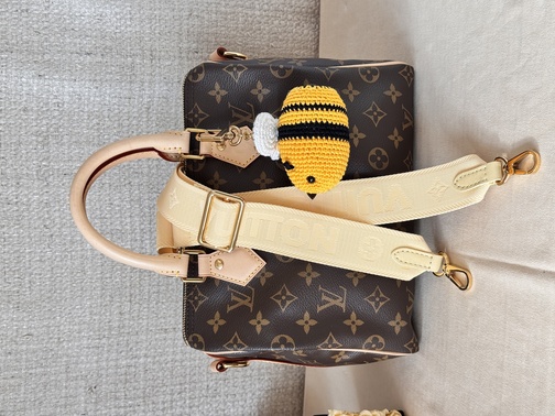 Taschenschmuck Biene gehäkelt