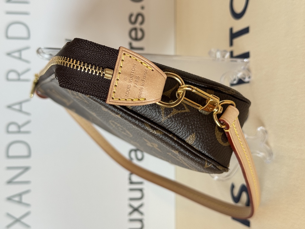 Pochette Accessoires Monogram