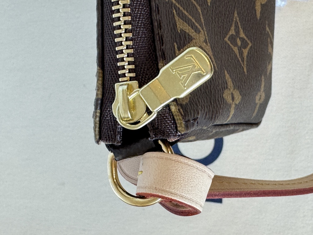 Pochette Accessoires Monogram