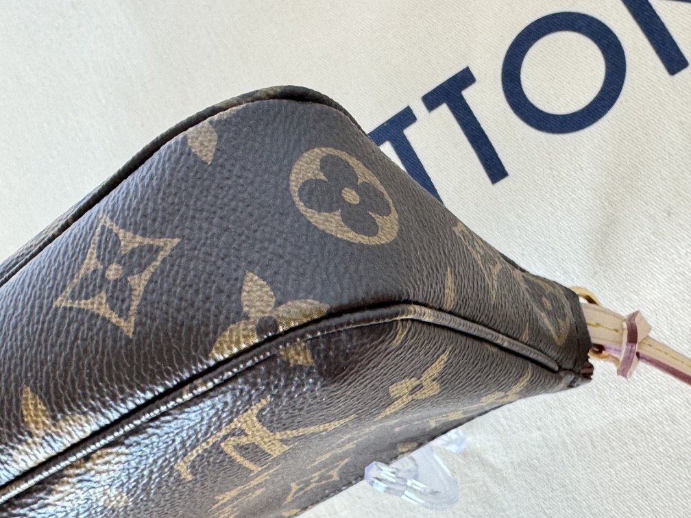 Pochette Accessoires Monogram