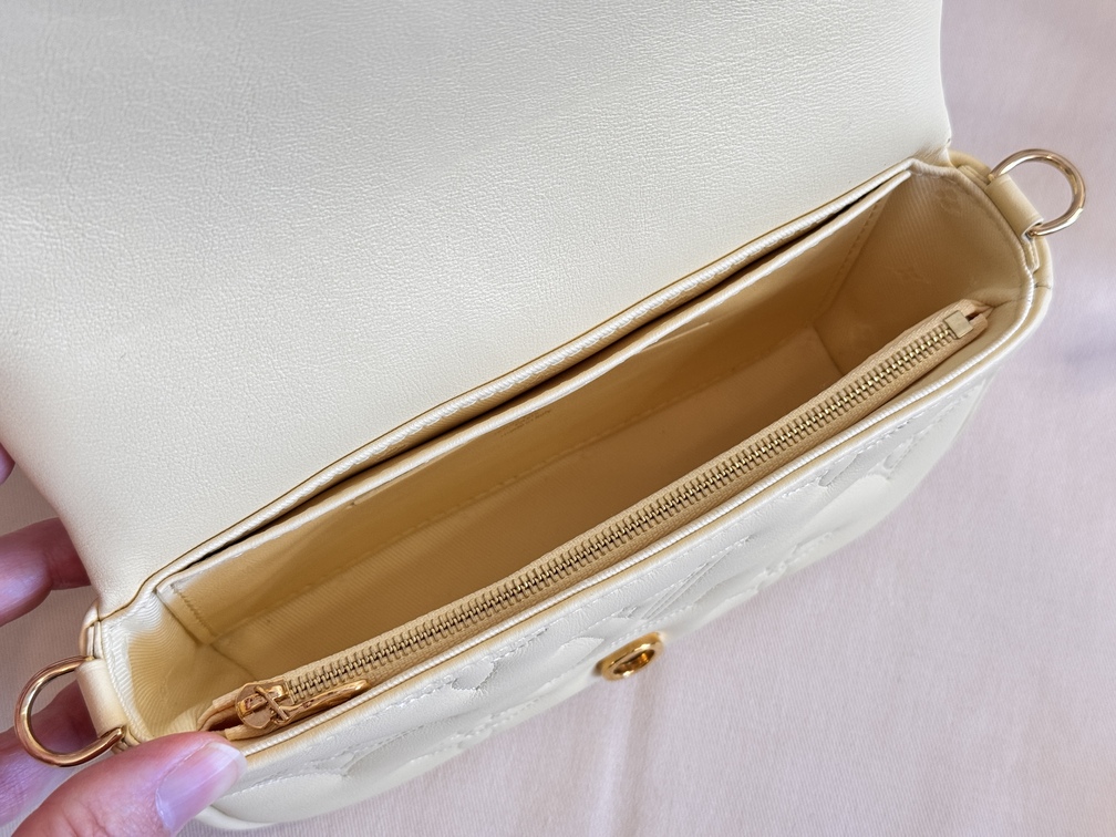 Wallet on strap bubblegram buttergelb