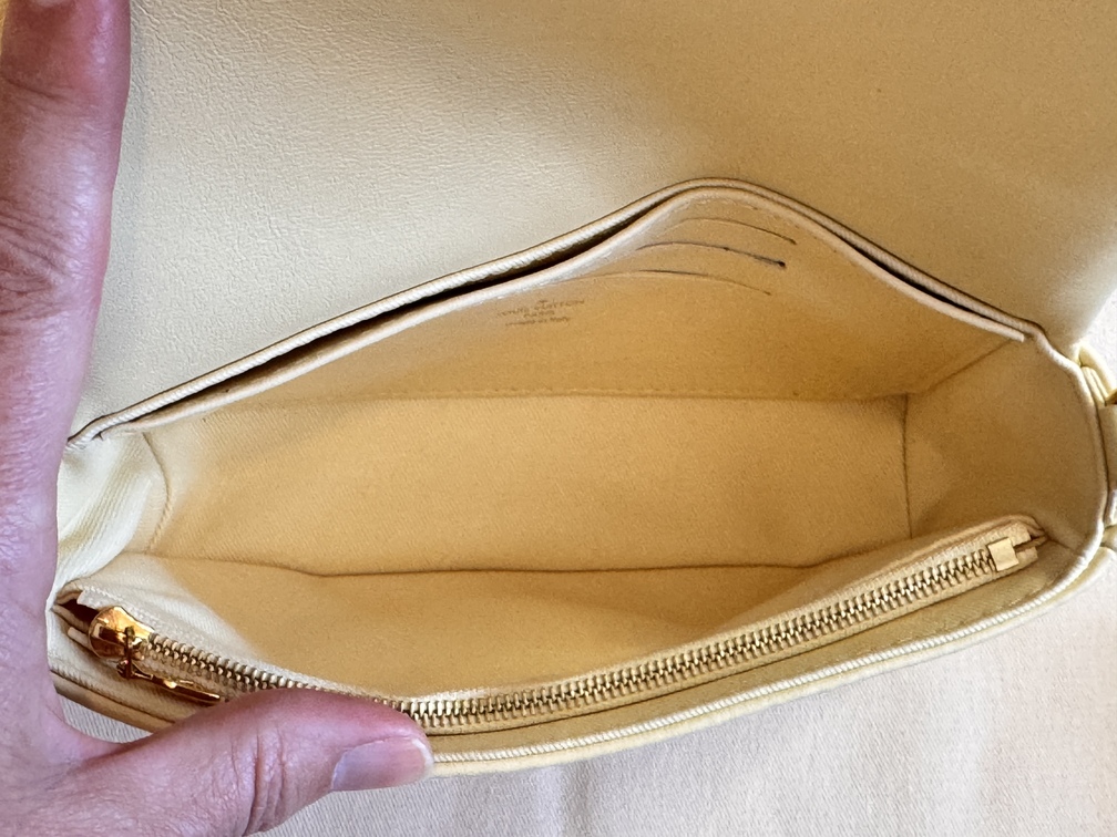 Wallet on strap bubblegram buttergelb