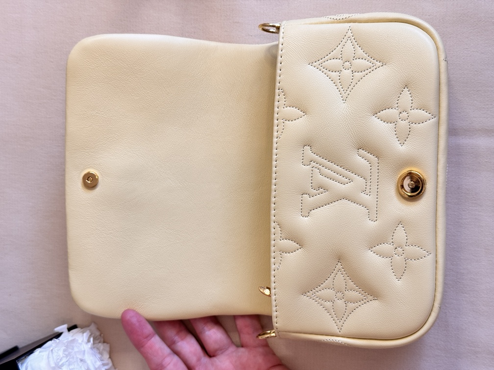 Wallet on strap bubblegram buttergelb