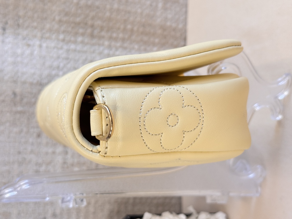 Wallet on strap bubblegram buttergelb