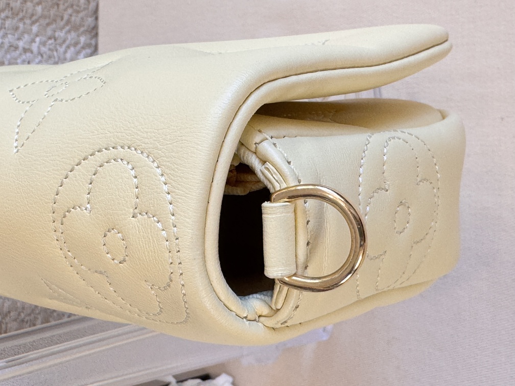 Wallet on strap bubblegram buttergelb
