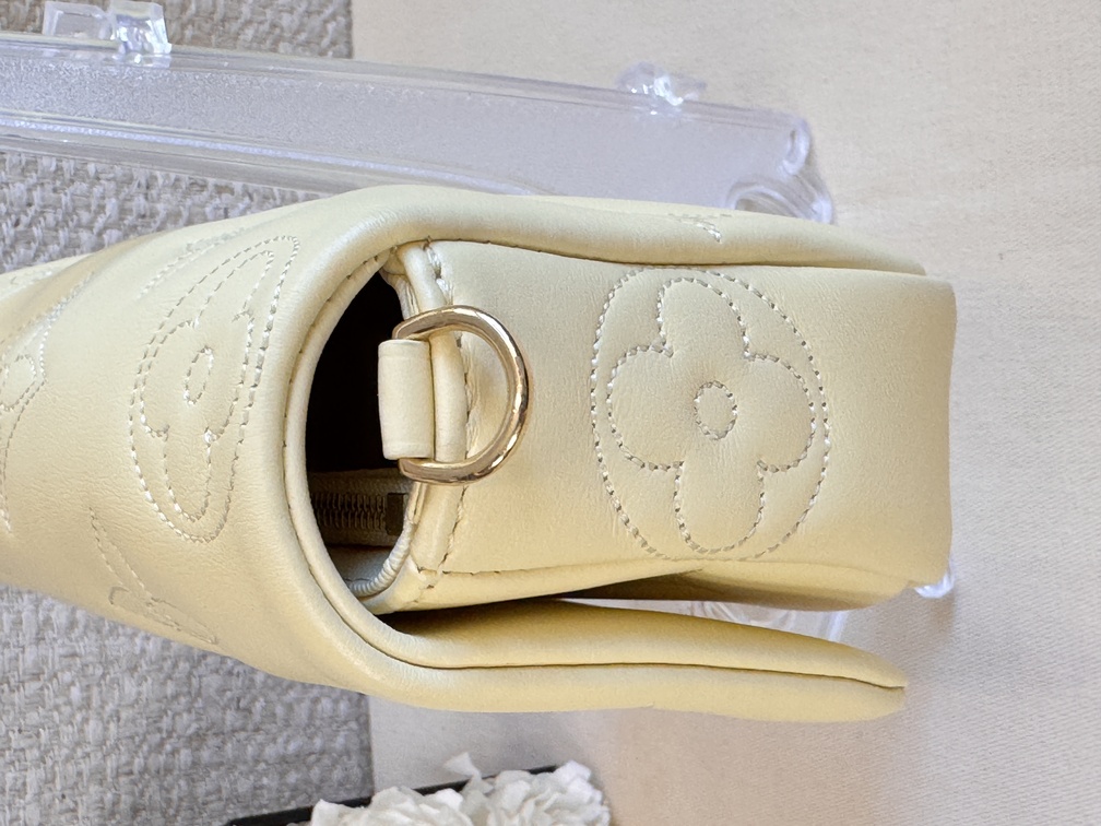 Wallet on strap bubblegram buttergelb