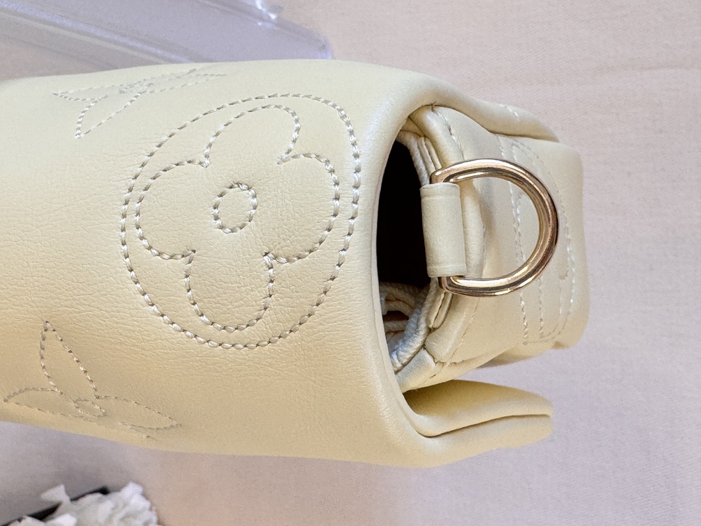 Wallet on strap bubblegram buttergelb