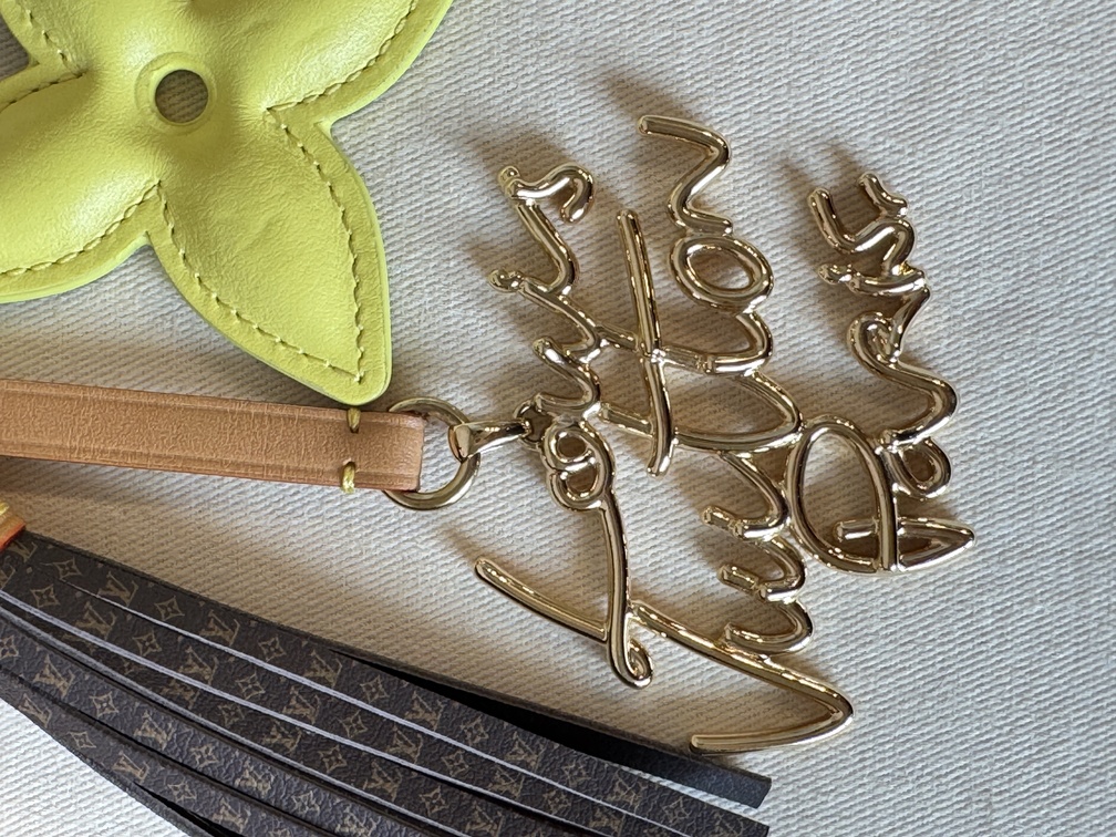 Taschenschmuck LV Lettering Stacking