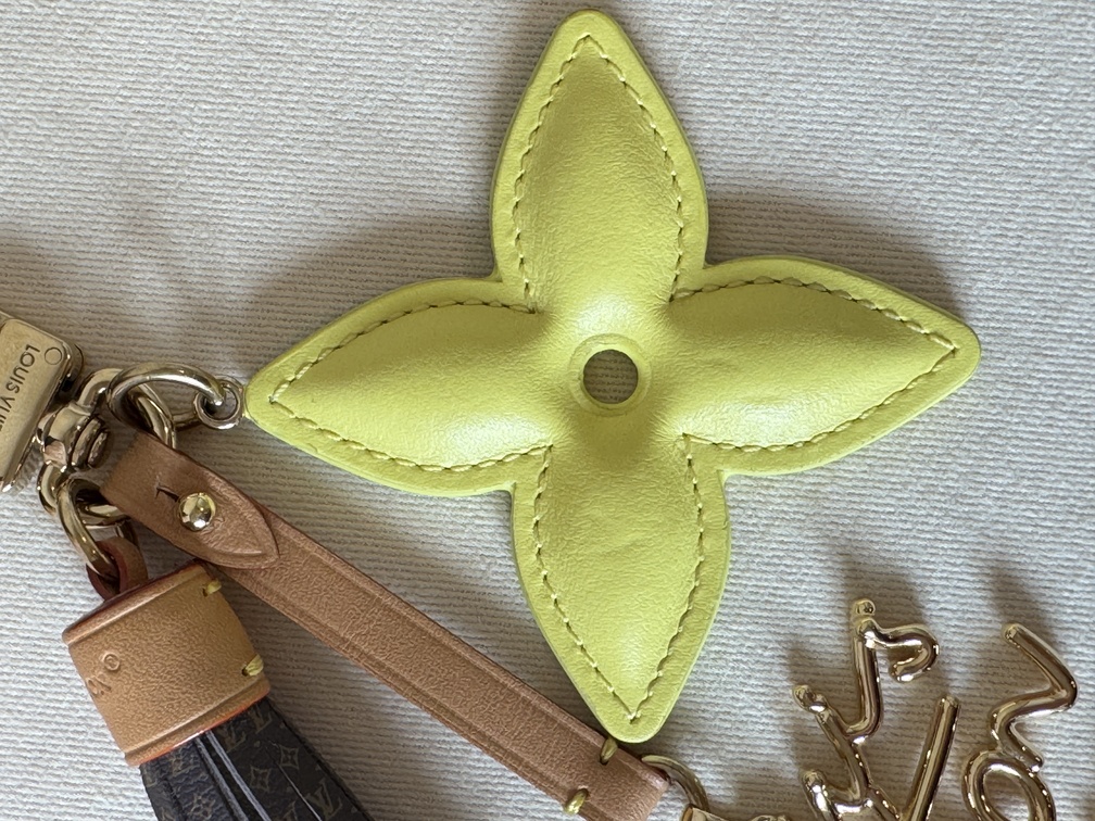 Taschenschmuck LV Lettering Stacking