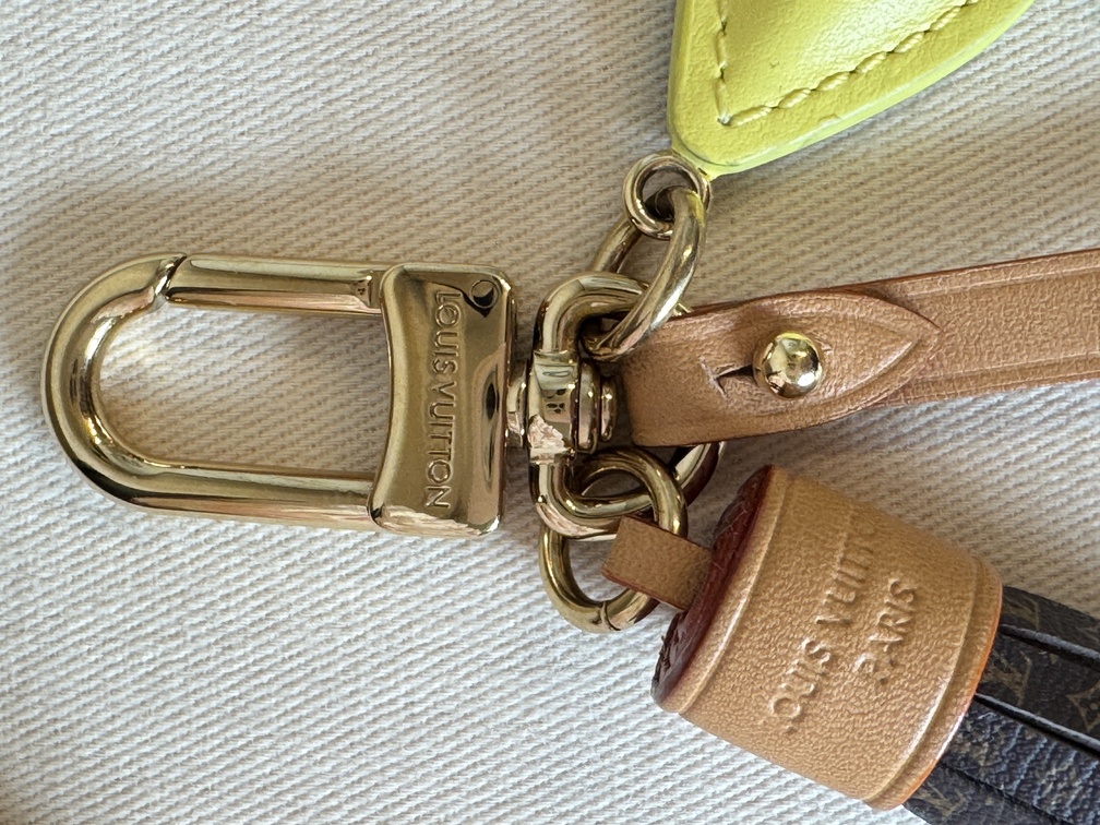 Taschenschmuck LV Lettering Stacking