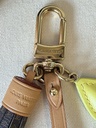 Taschenschmuck LV Lettering Stacking